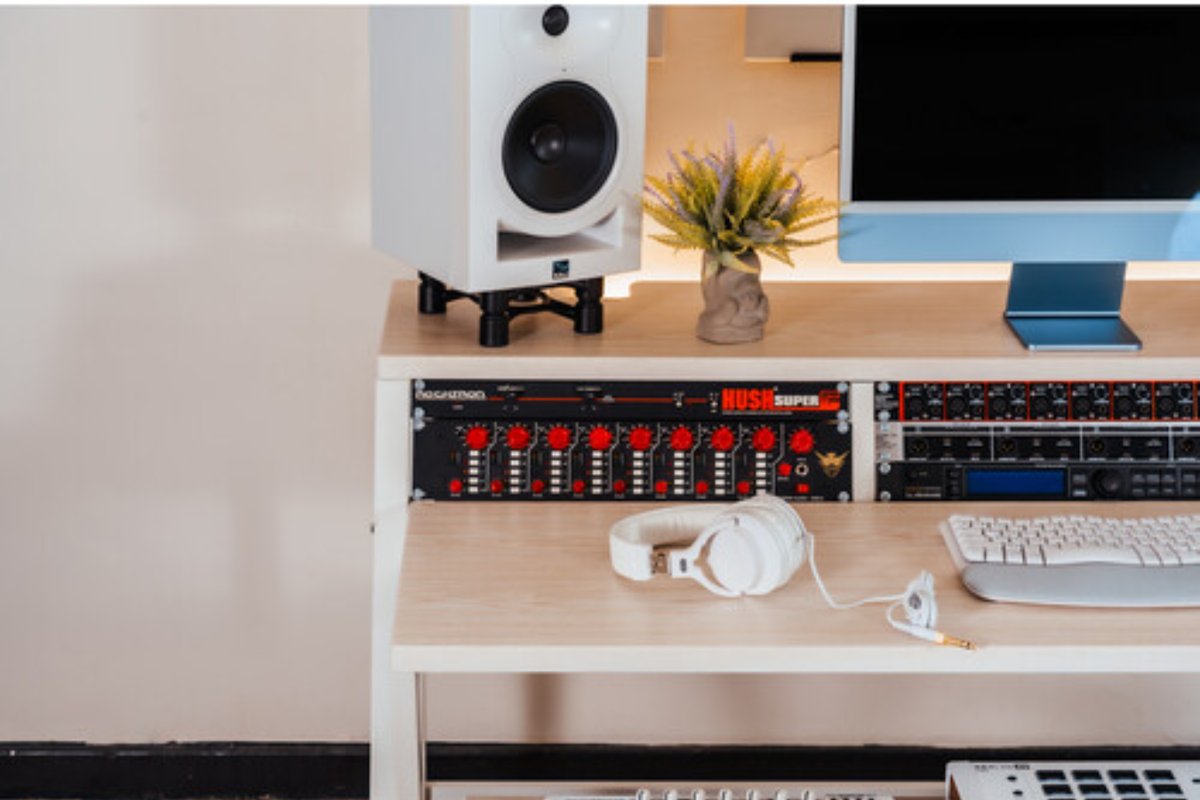Wavebone Headquarter | Light Wood Studio Workstation Desk | 9U Rack Space with Z Shaped Keyboard Stand