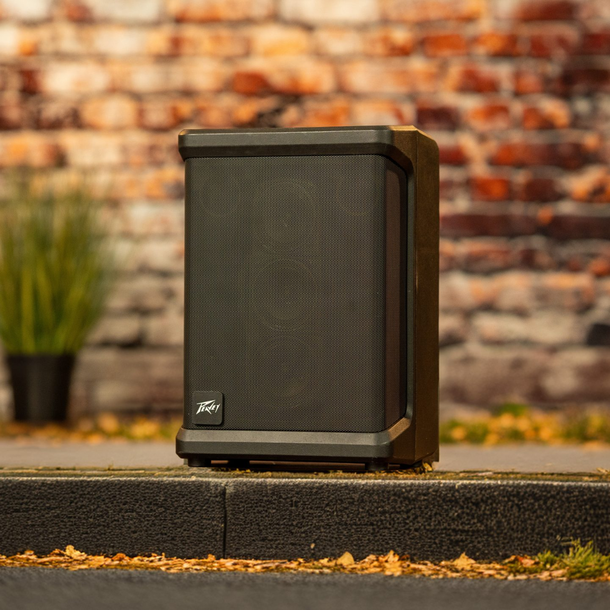 Peavey Solo Portable PA | 200W Battery-Powered System | Bluetooth Busking Speaker