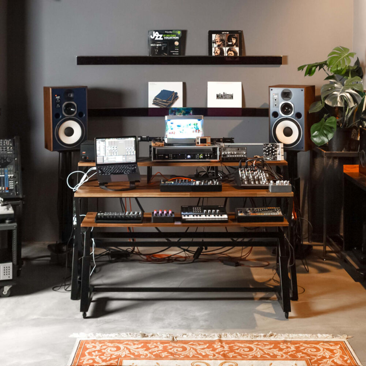 Wavebone Headquarter | Woodgrain Studio Workstation Desk | 9U Rack Space with Keyboard Stand